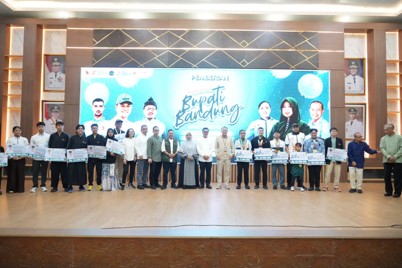  Horree, Bupati Bandung Berikan Uang "Kadeudeuh" Peraih Medali FORNAS VIII NTB 2025